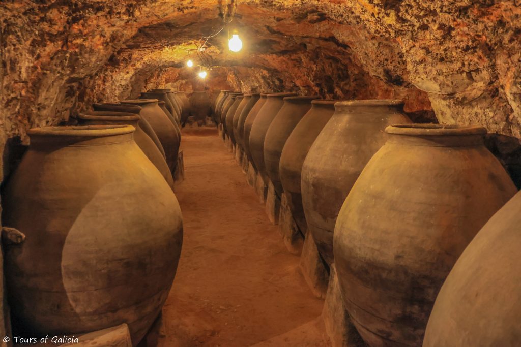 Colmebar de Oreja Caves