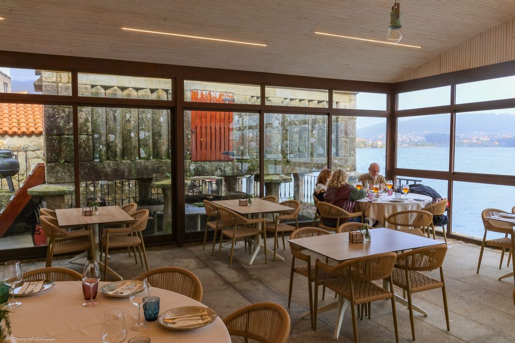 private wine tour Rías Baixas albariño vineyard Combarro