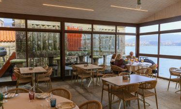 private wine tour Rías Baixas albariño vineyard Combarro