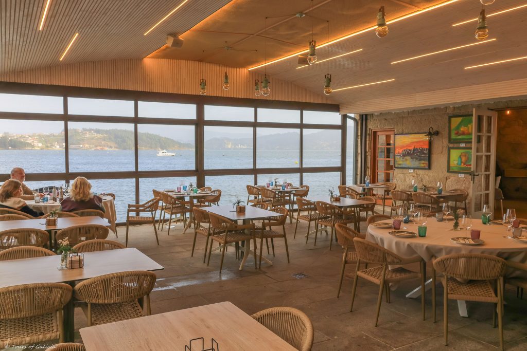 Restaurant with views over the sea in Combarro