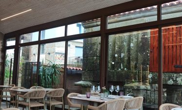 Elegant restaurant by the sea in Combarro