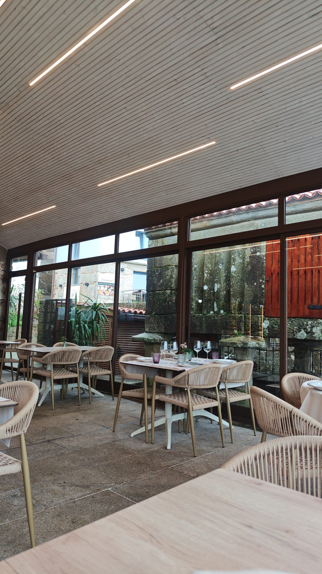 Elegant restaurant by the sea in Combarro